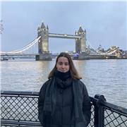 Me defino como una persona organizada y responsable. Me gustaría dar clases sobretodo al nivel de primaria.